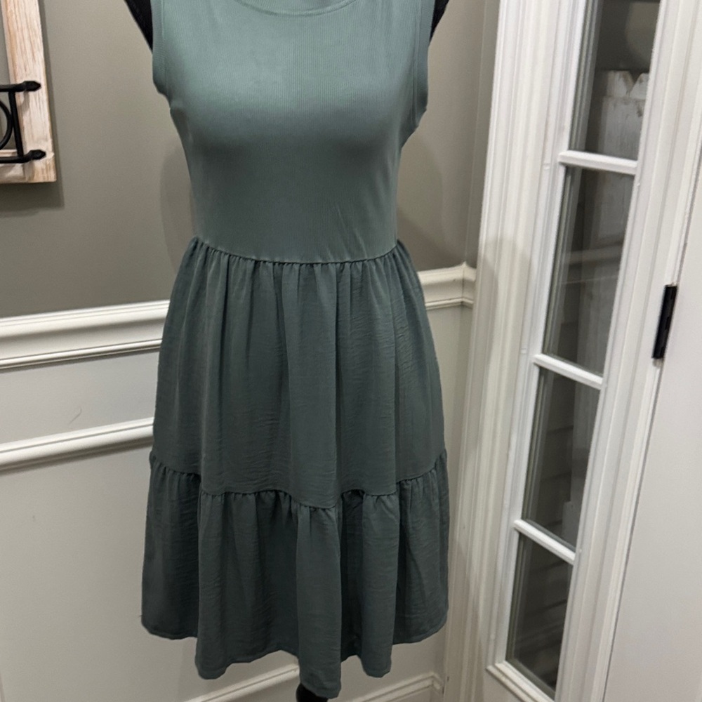 Elegant Sleeveless Green Dress Luxveer NWT size small